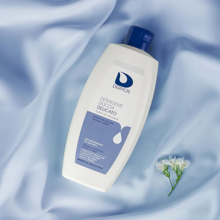 Detergente Doccia Dermon su telo blu