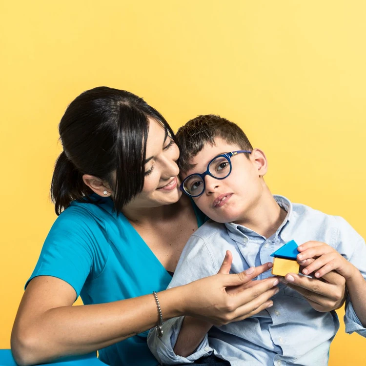 Ragazza gioca con bambino affetto da sindrome di down